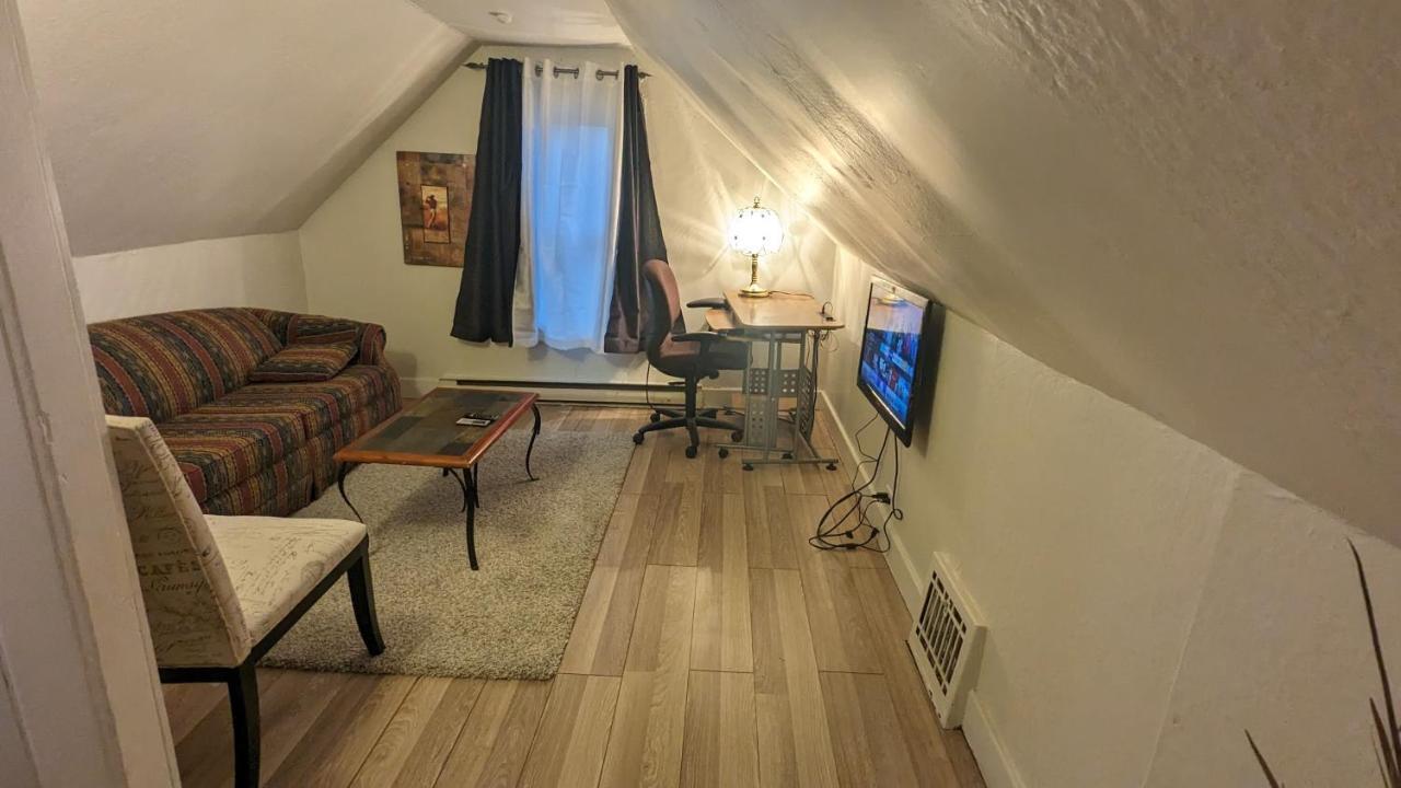 Cozy Downtown One Bedroom Free Parking Кінгстон Екстер'єр фото