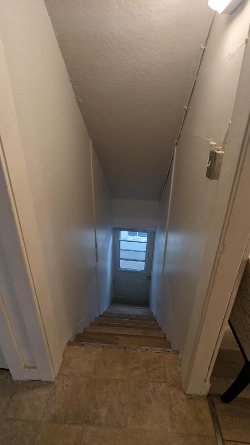 Cozy Downtown One Bedroom Free Parking Кінгстон Екстер'єр фото