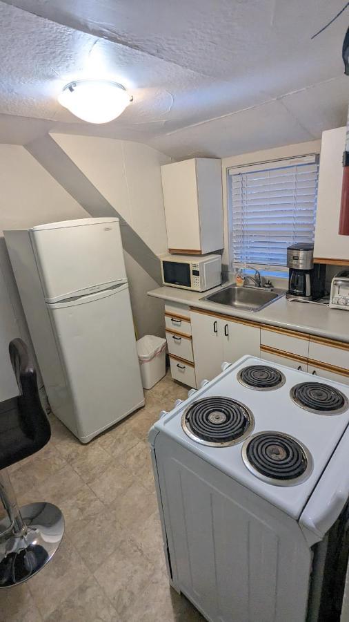 Cozy Downtown One Bedroom Free Parking Кінгстон Екстер'єр фото