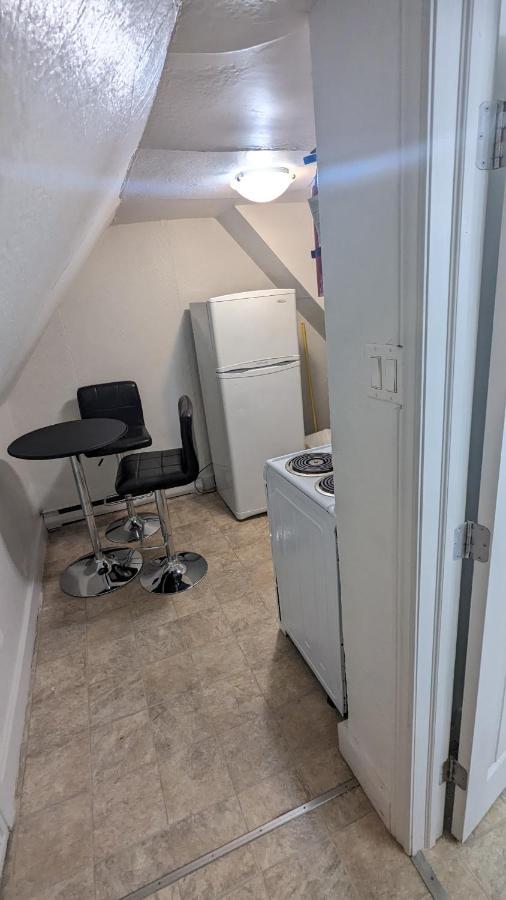 Cozy Downtown One Bedroom Free Parking Кінгстон Екстер'єр фото