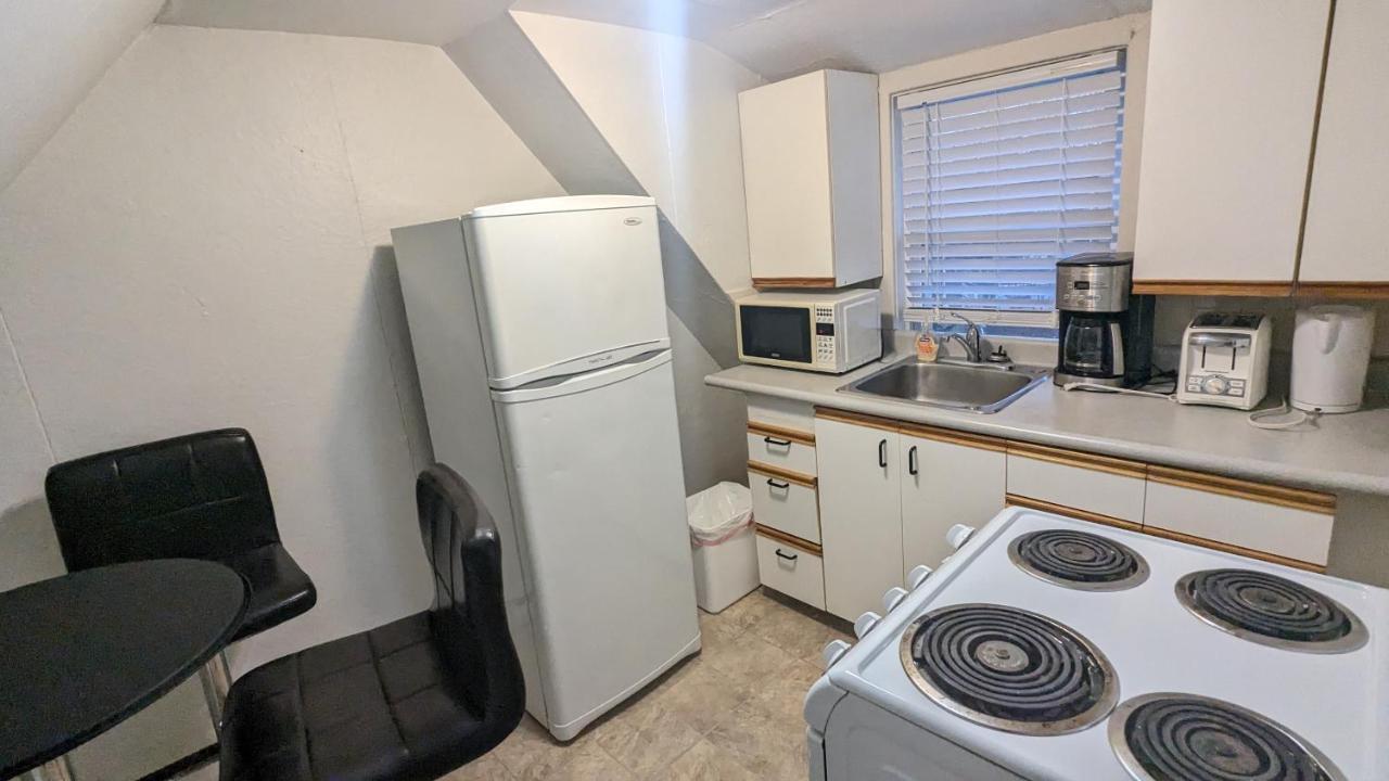 Cozy Downtown One Bedroom Free Parking Кінгстон Екстер'єр фото