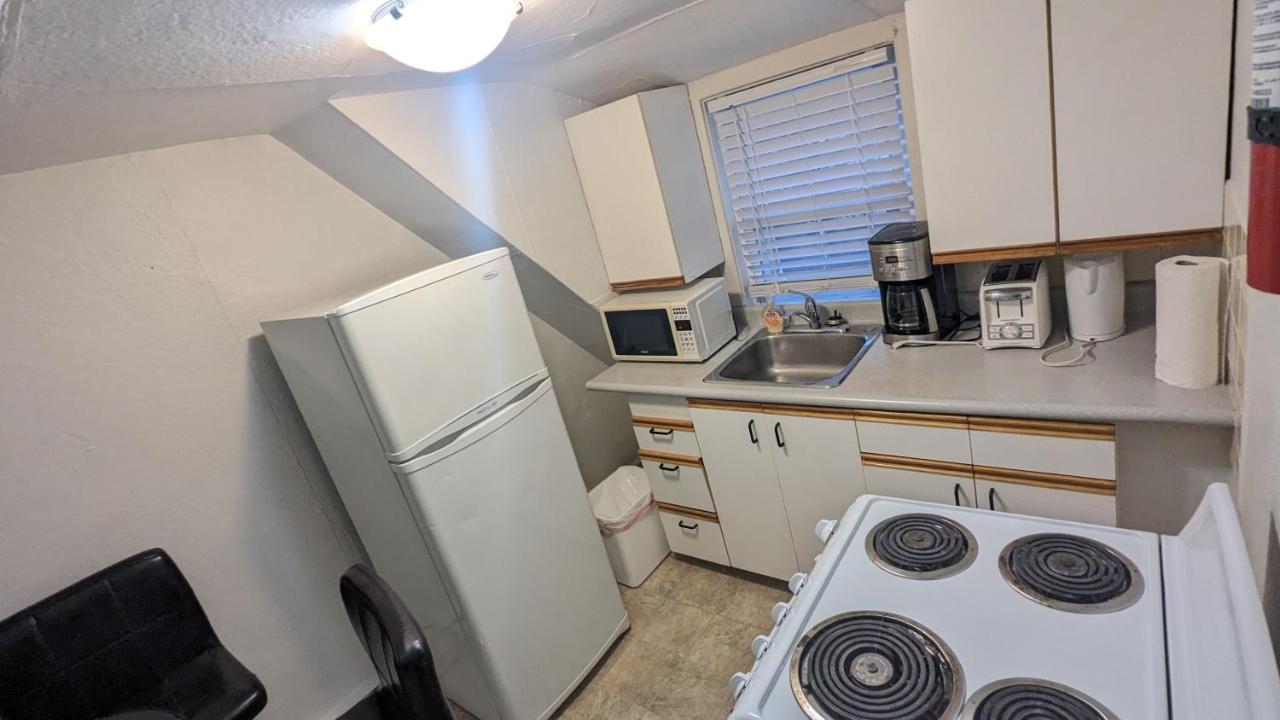 Cozy Downtown One Bedroom Free Parking Кінгстон Екстер'єр фото