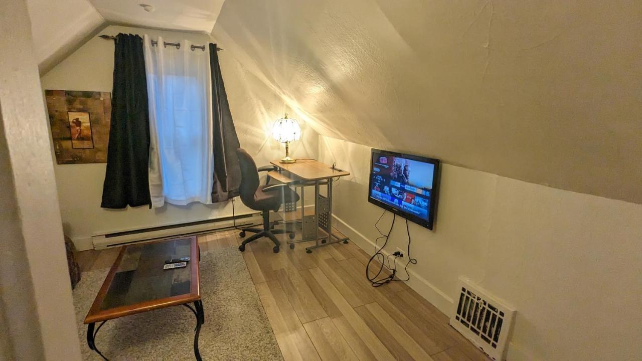 Cozy Downtown One Bedroom Free Parking Кінгстон Екстер'єр фото