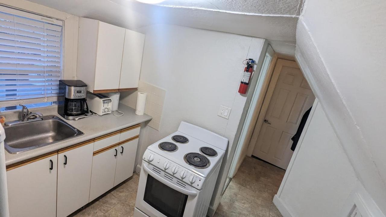 Cozy Downtown One Bedroom Free Parking Кінгстон Екстер'єр фото