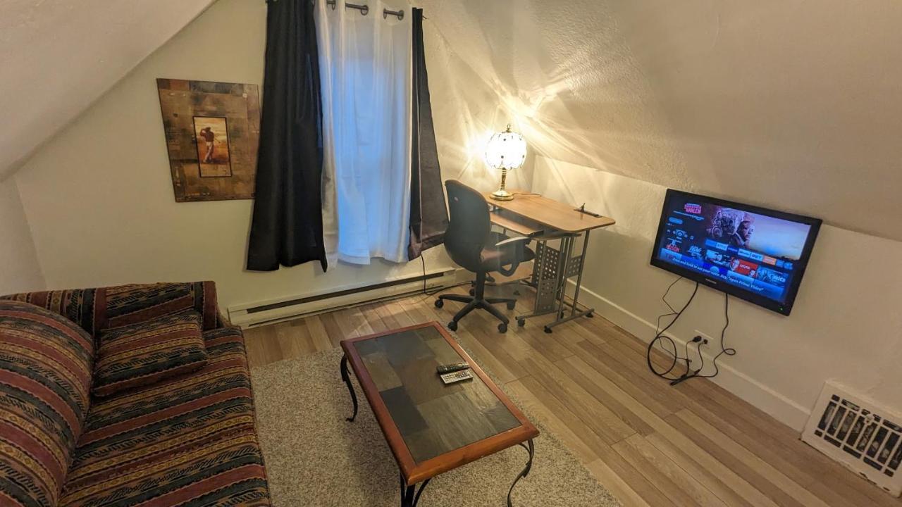 Cozy Downtown One Bedroom Free Parking Кінгстон Екстер'єр фото